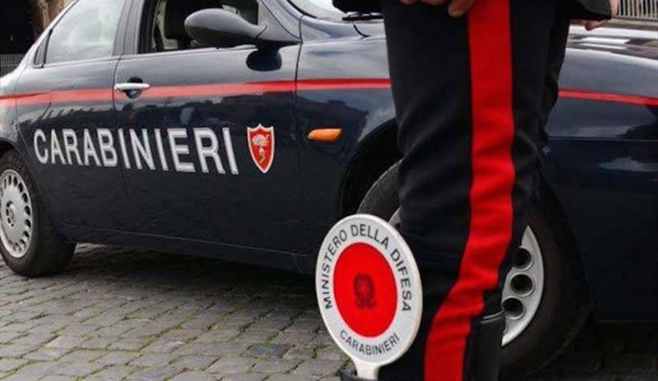 Picchiato e derubato 24enne fuori una discoteca