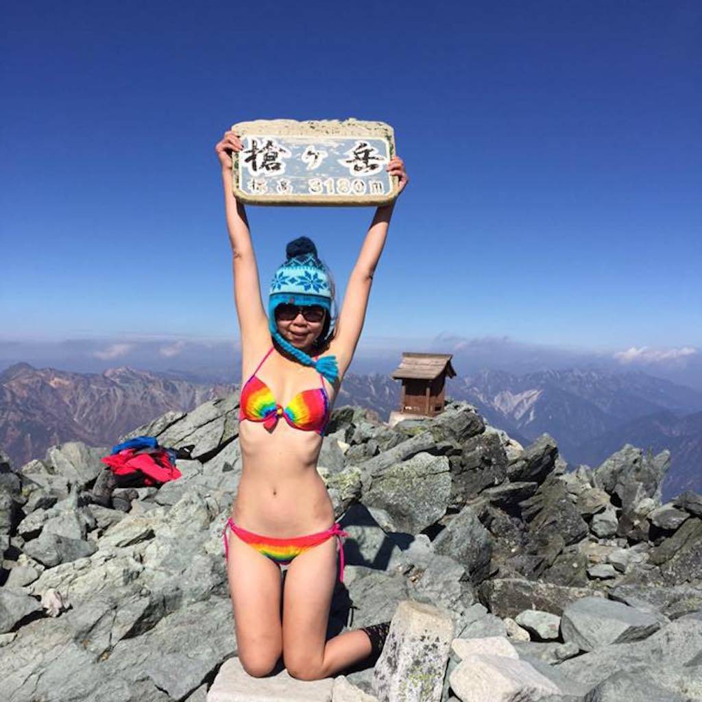 Scalava montagne in bikini: cade e muore congelata l'atleta Gigi Wu