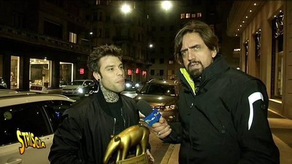 Valerio Staffelli, inviato di Striscia la Notizia si reca da Fedez per la consegna del tapiro in merito alla storia raccontata da Corona