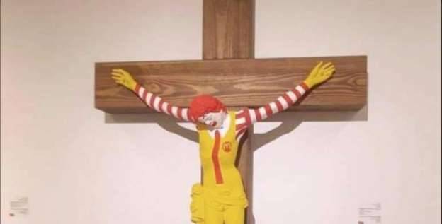 Polemiche al Museo Haifa per un pagliaccio di McDonald's crocifisso come Gesù