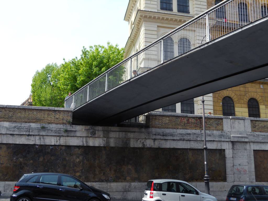 Roma striscione cesare battisti