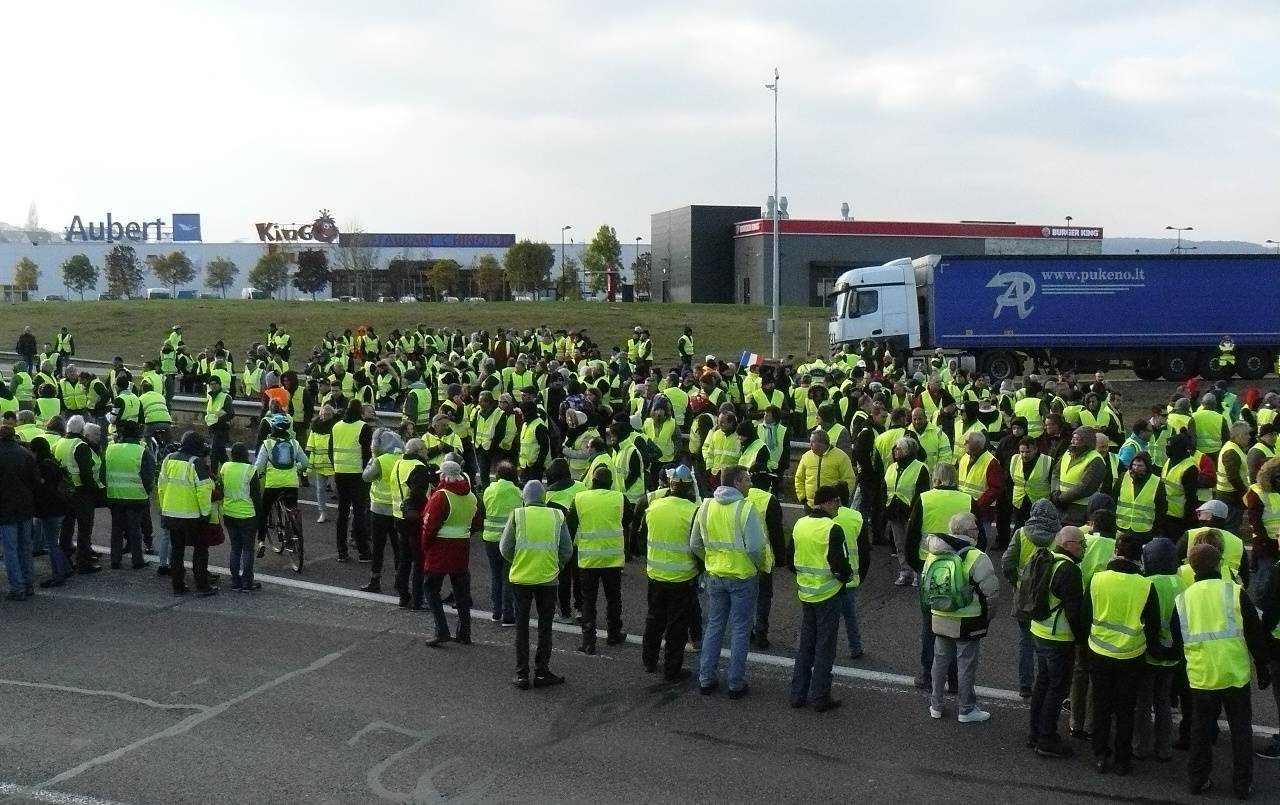 Francia, Gilet gialli a Di Maio: "No a ingerenze dell'Italia"