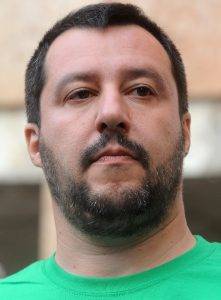 Scuola, grembiule obbligatorio: l'idea di Salvini piace al centrosinistra