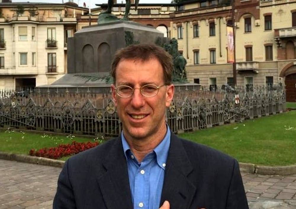 Vicesindaco di Trieste getta vestiti di un clochard nella spazzatura