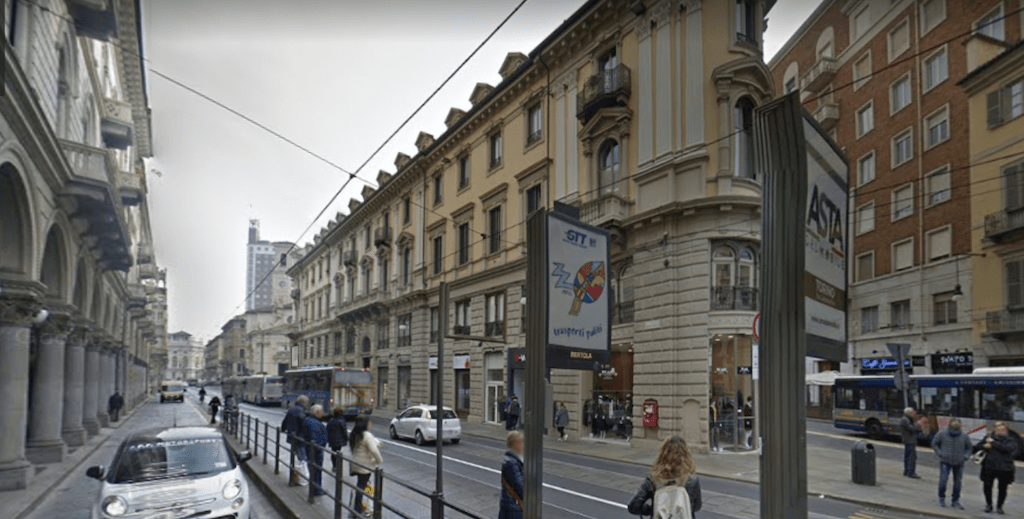 Torino, follia in centro: uomo colpito con tre colpi d'accetta da aggressore