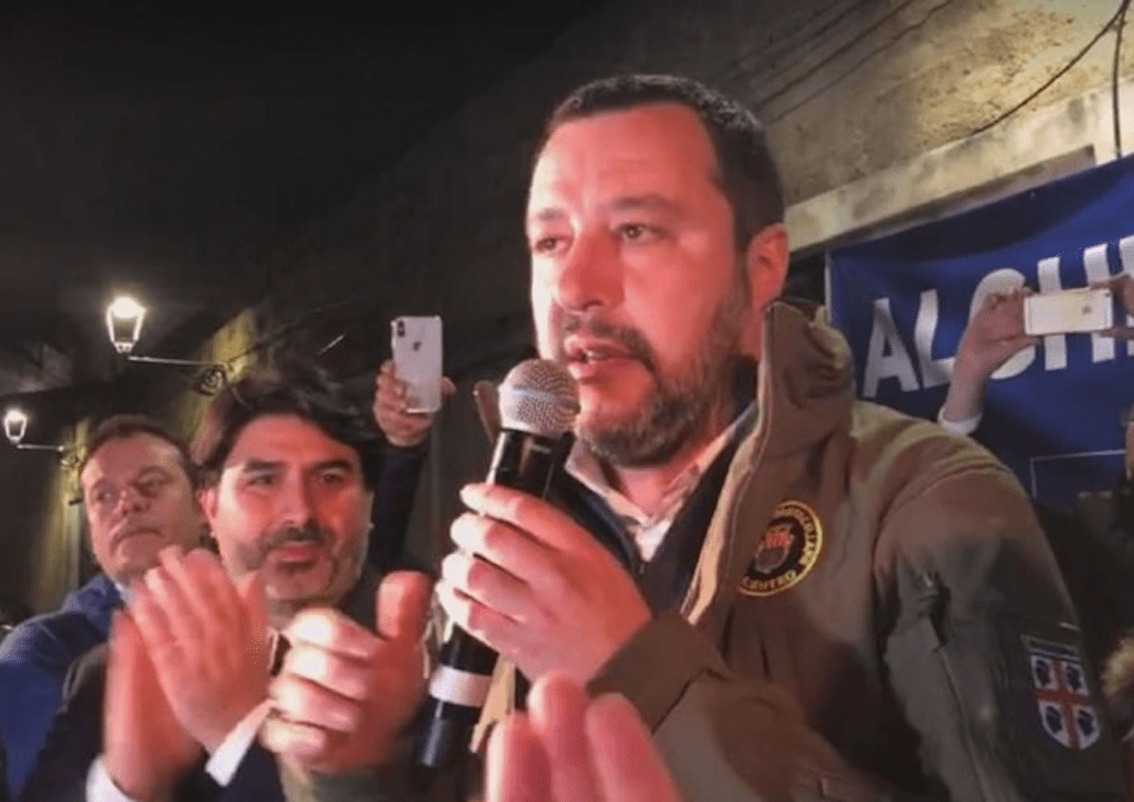 Sardegna, Salvini indossa la divisa dei barracelli e scoppia la polemica