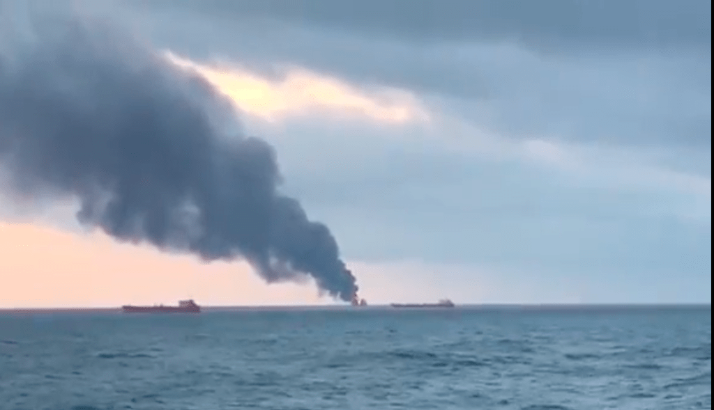 Crimea, due navi in fiamme nello stretto di Kerch: 14 morti