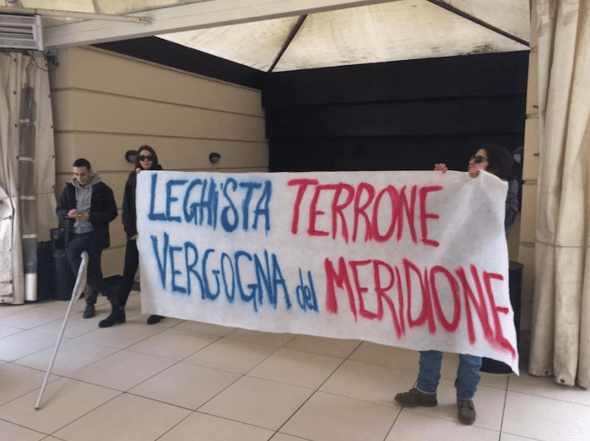 Napoli, attivisti irrompono nella scuola di formazione della Lega