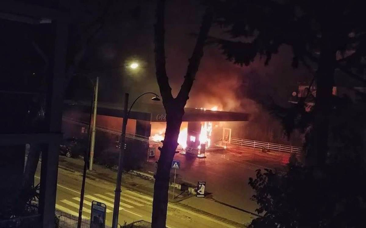 Napoli, esplode distributore di benzina: incendio ai Colli Aminei