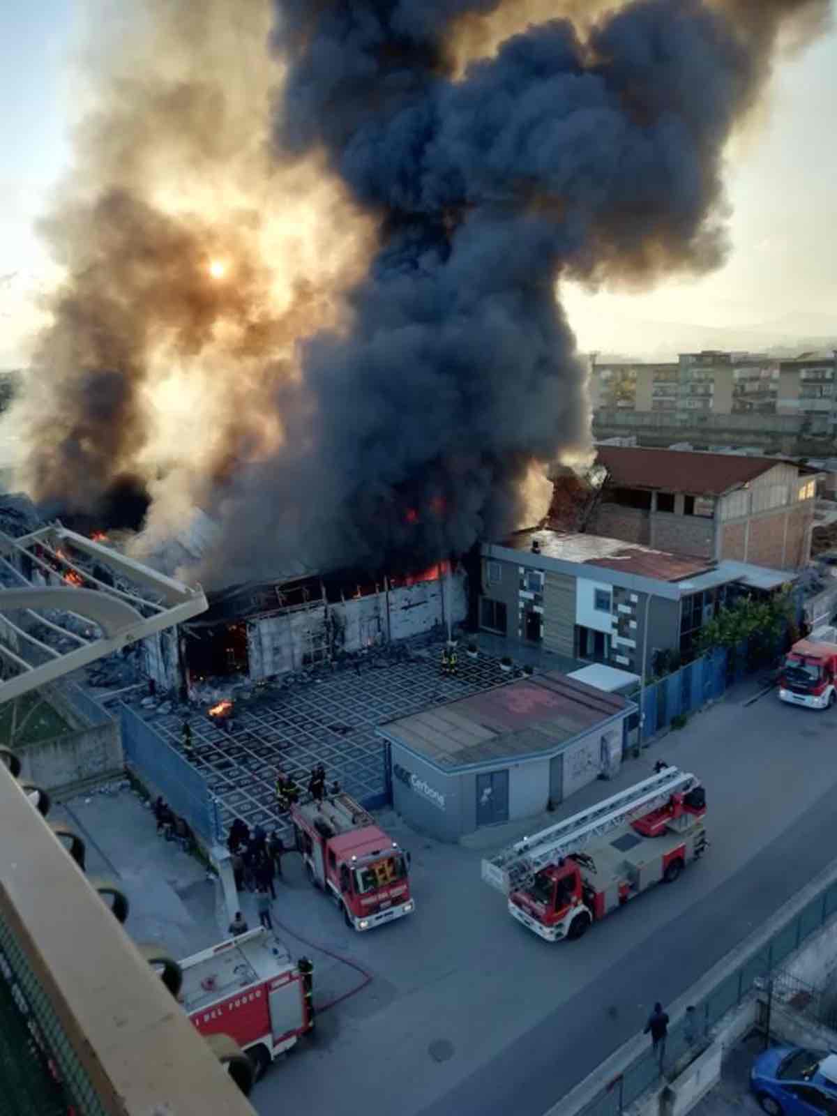 Incendio a Casoria, provincia di Napoli: in fiamme un'azienda 