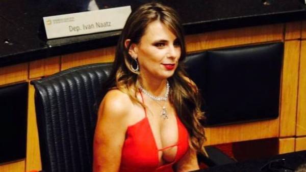 Ana Paula Da Silva, la deputata in aula col seno all'aria