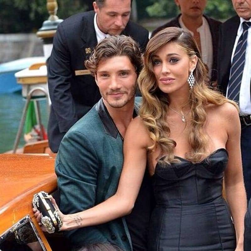 Il settimanale "Chi" mostra un foto di Belen Rodriguez e Stefano De Martino baciarsi. Per il direttore, Alfonso Signorini, i due si amano ancora.