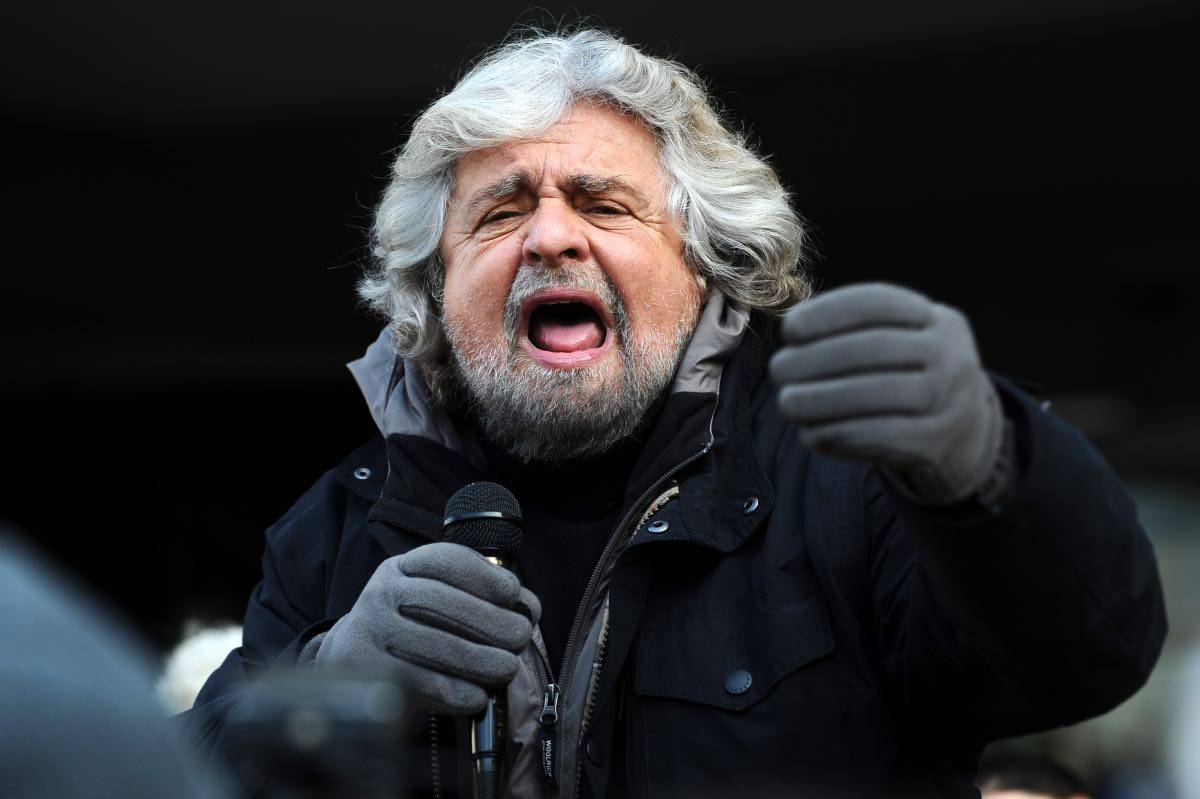 M5S, Beppe Grillo si esibisce a Bologna: contestato dai no-vax