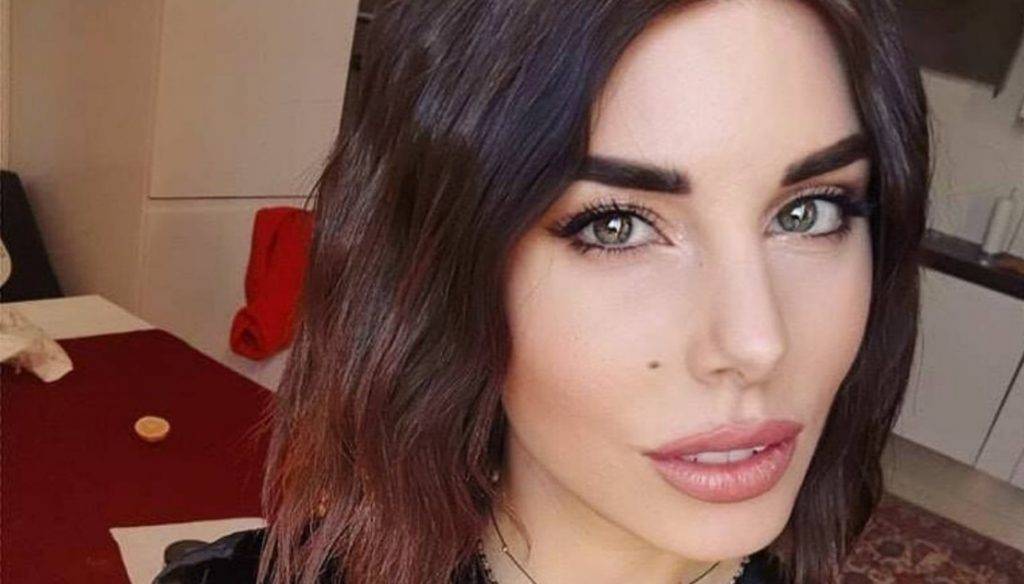 Il settimanale "Nuovo" ha immortalato la cantante Bianca Atzei scambiarsi coccole con Emanuele Berardi, figlio della nota conduttrice Barbara D'Urso