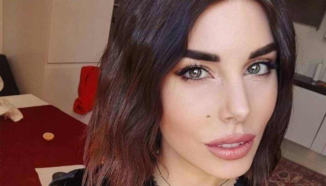 Il settimanale "Nuovo" ha immortalato la cantante Bianca Atzei scambiarsi coccole con Emanuele Berardi, figlio della nota conduttrice Barbara D'Urso