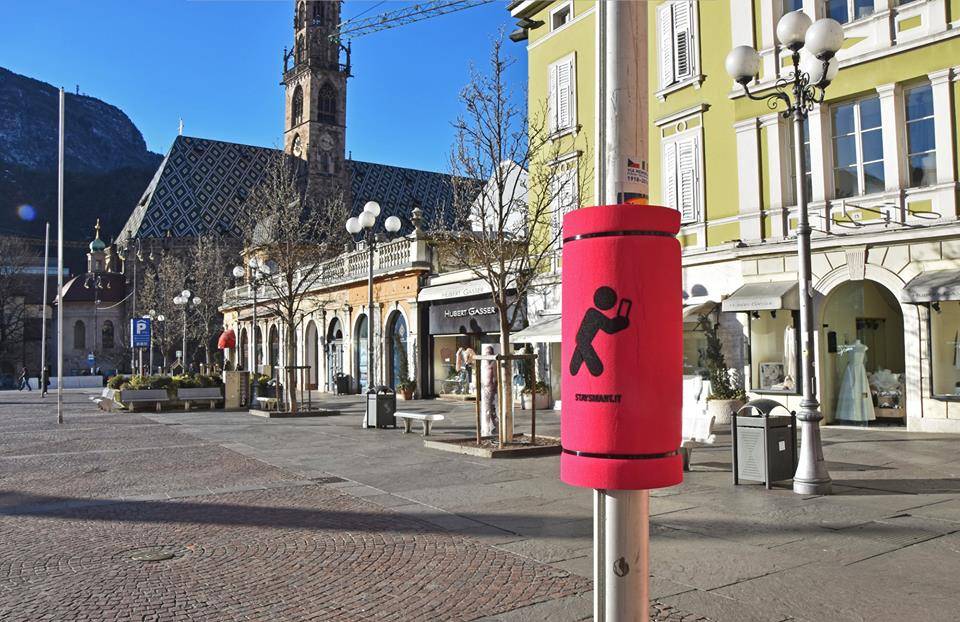 A Bolzano è possibile trovare sui pali della luce e dei cartelli stradali dei cuscinetti che servono a parare la testa di coloro sono sempre distratti dagli smartphone