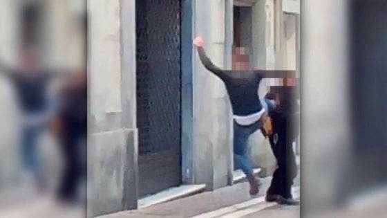 A Carrara un clochard di nome Umberto viene aggredito sotto gli occhi dei passanti e senza che nessuno lo aiutasse