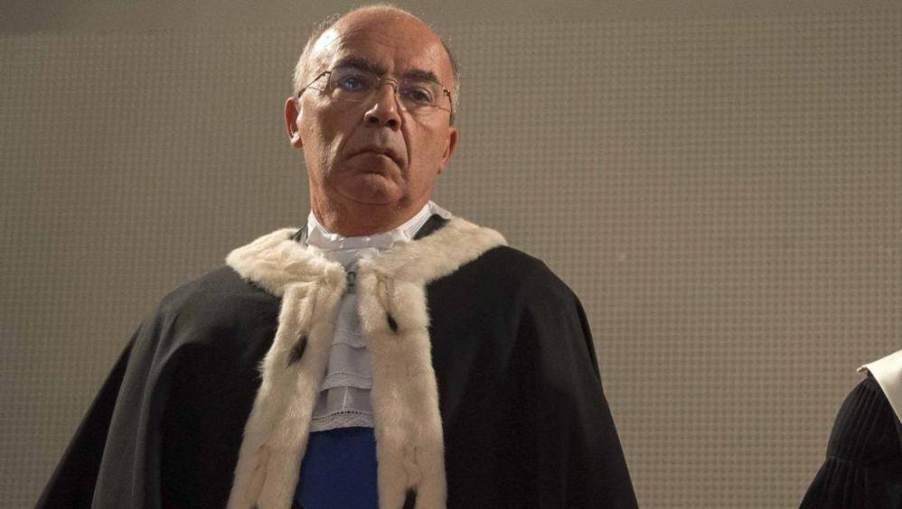 All'Università degli Studi di Torino per decisione presa dal rettore Gianmaria Ajani, c'è una bandiera tricolore francese che sventola fuori la finestra