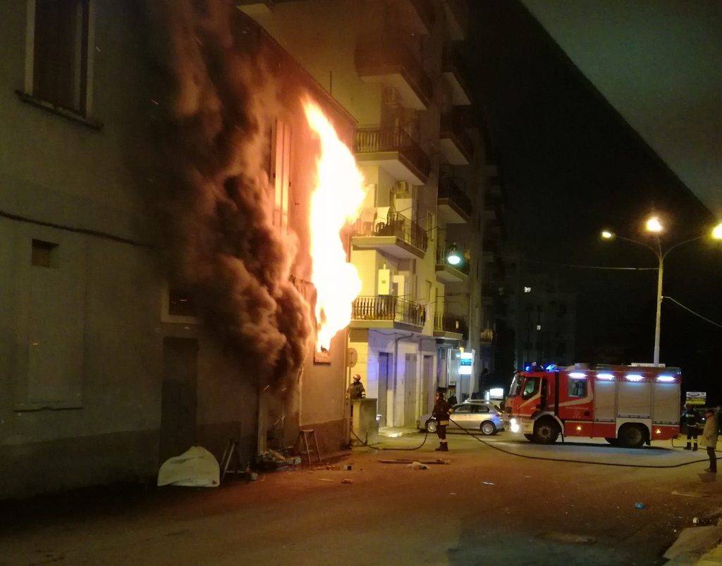 A Martina Franca una si incendia una tappezzeria. Sul posto vigili del fuoco, polizia locale e carabinieri.