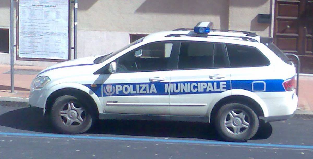 Firenze, auto senza assicurazione e sotto sequestro in strada: multa salatissima