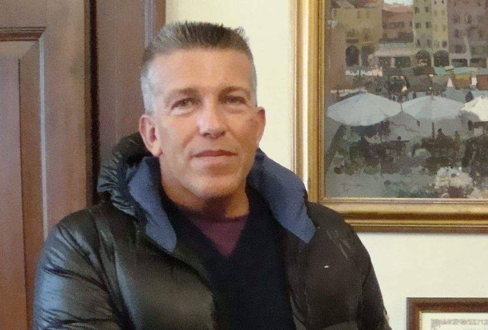 Luca de Marchi consigliere di minoranza di Mantova militante in Fratelli d'Italia propone un'iniziativa molto criticata: distribuire al Luna Park frittelle solo ai bambini italiani