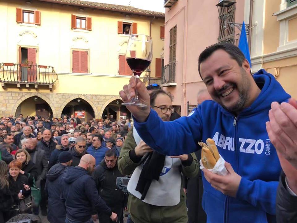 Matteo Salvini durante il comizio a Campi ha scherzato sulle sue passioni culinarie facendosi beffa dei vegani con un panino con la porchetta e un bicchiere di vino