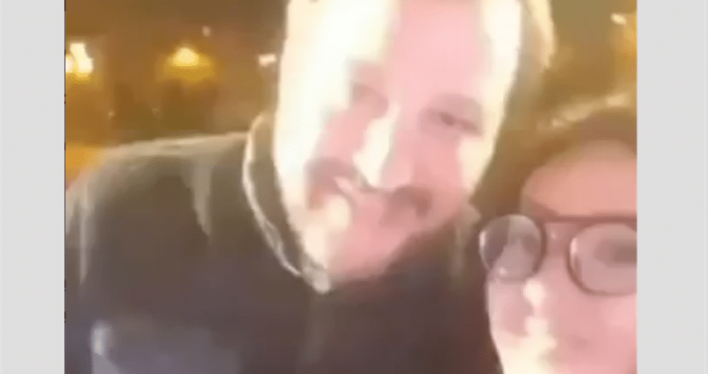Altro video sfottò per Matteo Salvini. Questa volta, dopo il ragazzo di Sassari c'è una giovane Sarda che lo chiama "Merda" e posta il momento su Instagram