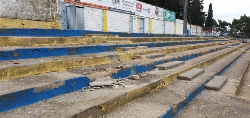 A Bari, allo stadio Comunale "Stefano Vicino", durante l'evento "Un calcio al razzismo - lo sport ha mille colori" dei teppisti hanno disegnato 60 svastiche sui muri 