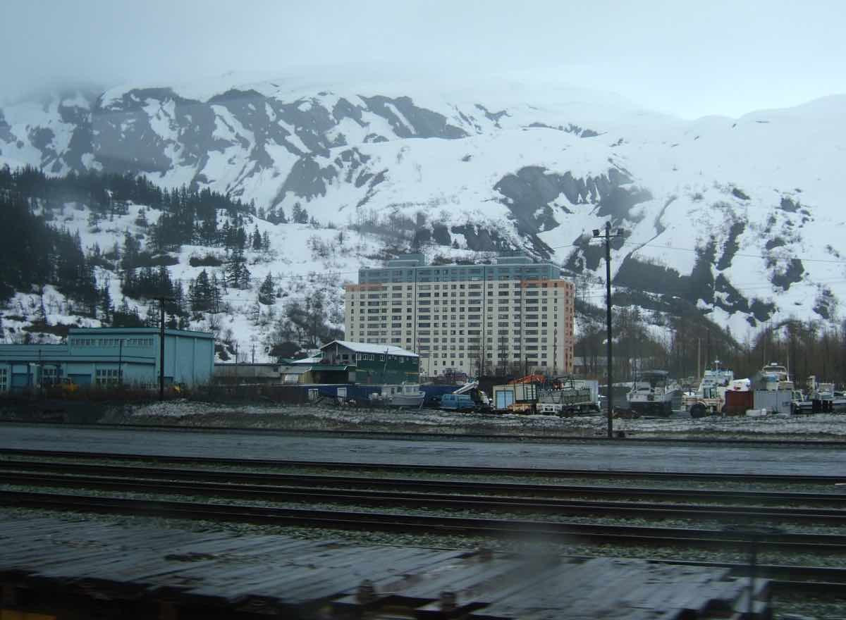 Alaska: la città di Whittier e il Begich Towers Condominium