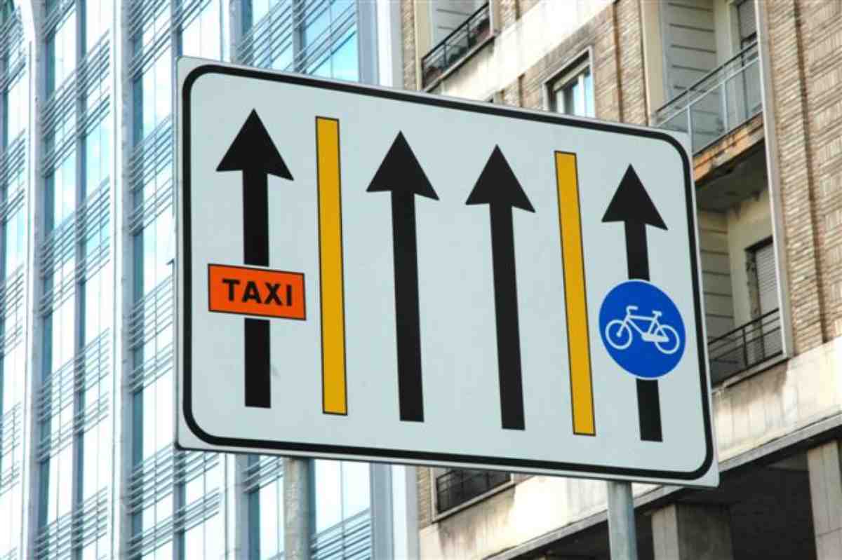 codice della strada bici contromano fumo auto