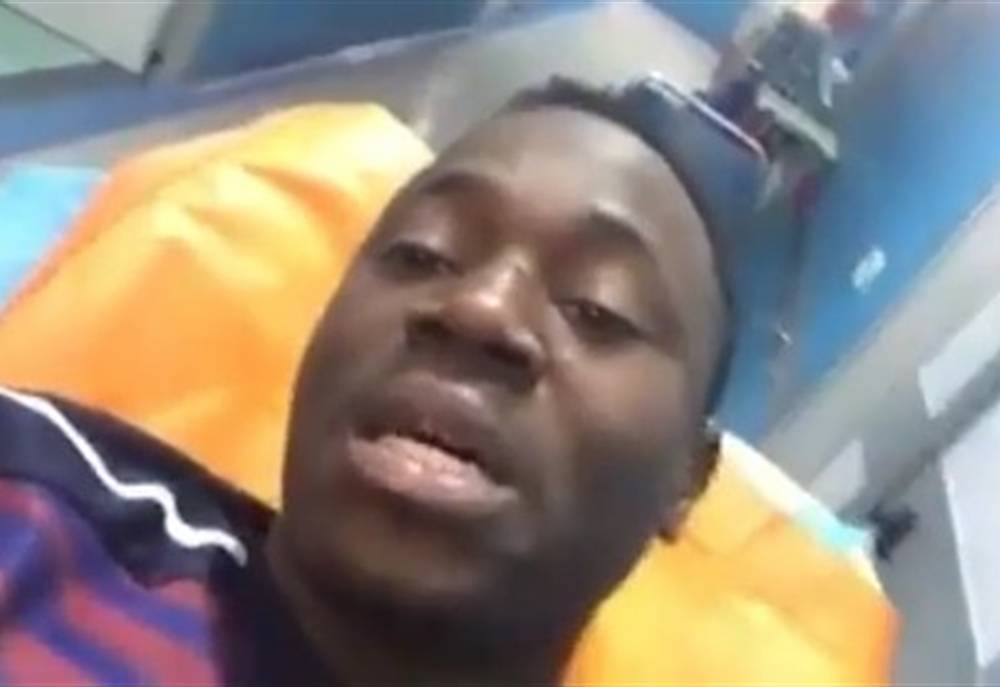 All' ospedale di Salerno, un immigrato è stato vittima di razzismo. L'uomo ha ripreso l'accaduto spiegando cosa stava accadendo con un infermiera che gli diceva: "Devi Morire"