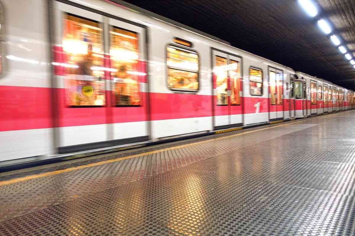 Milano, treno della metro fermo alla fermata Duomo: ripresa la circolazione