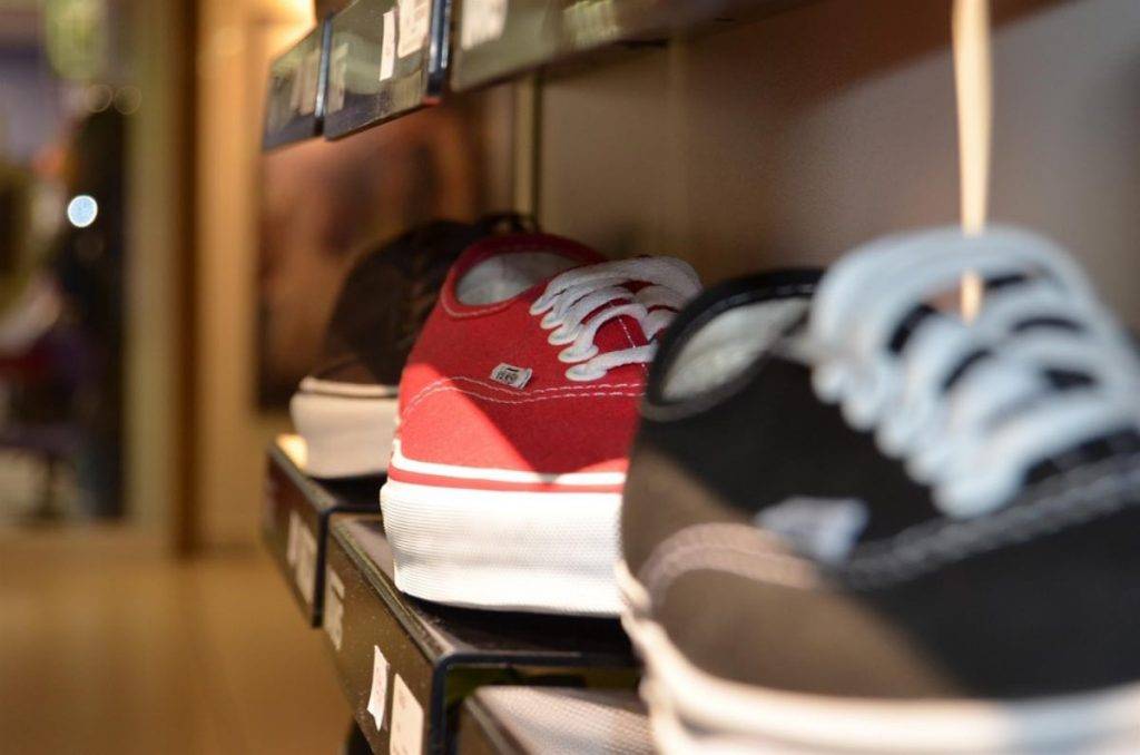 Milano, ressa davanti al negozio Nike: in coda tutta la notte per le sneakers