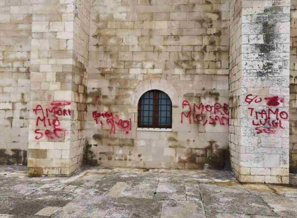 trani cattedrale imbrattata