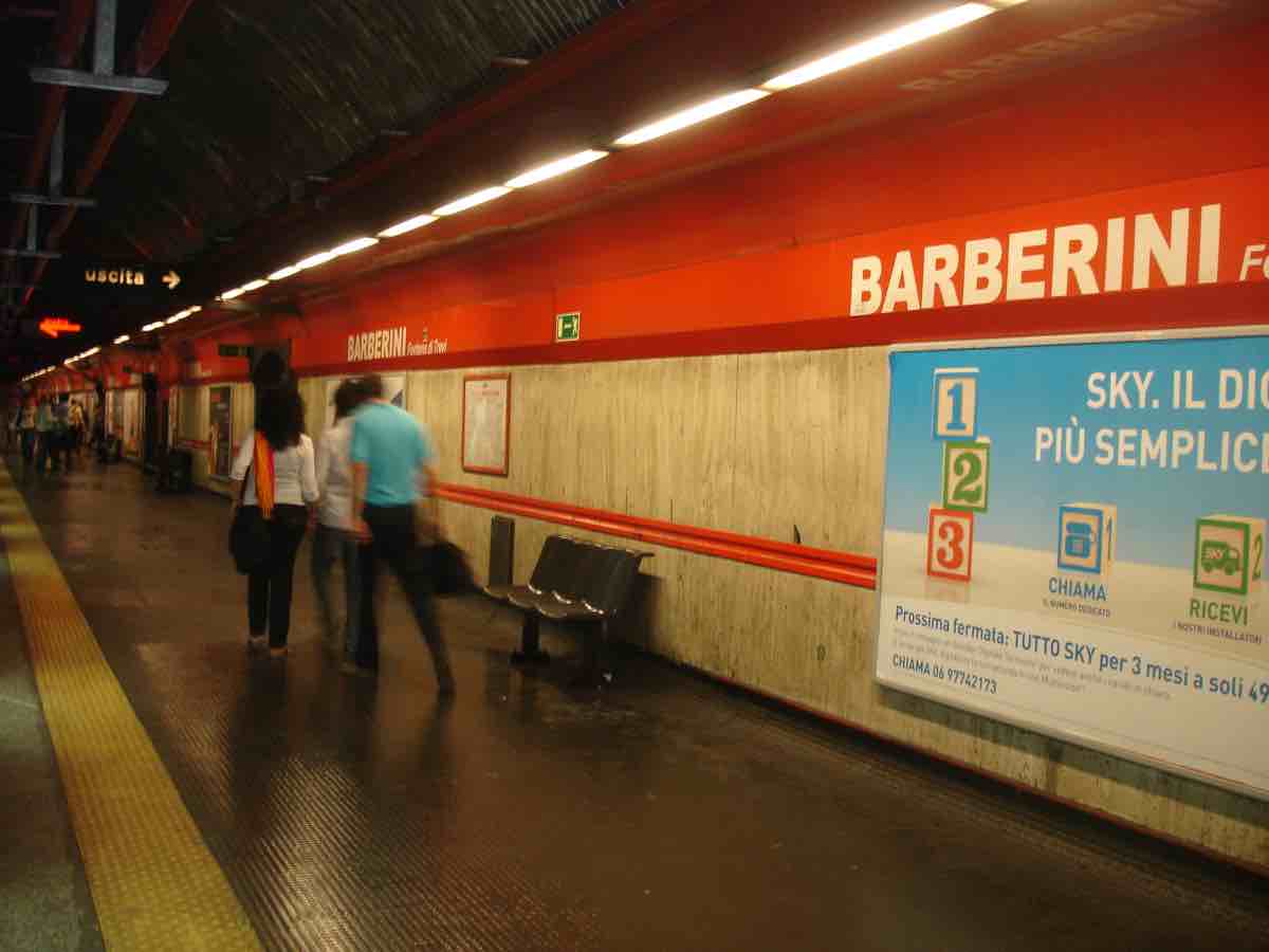 Roma, paura alla metropolitana di Barberini: la scala mobile si accortoccia