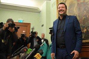 Modena: in attesa di Matteo Salvini, lancio di sassi e scontri