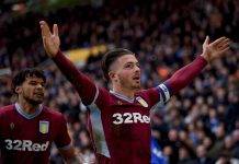 Birmingham - Aston Villa, tifoso entra in campo e colpisce Jack Grealish