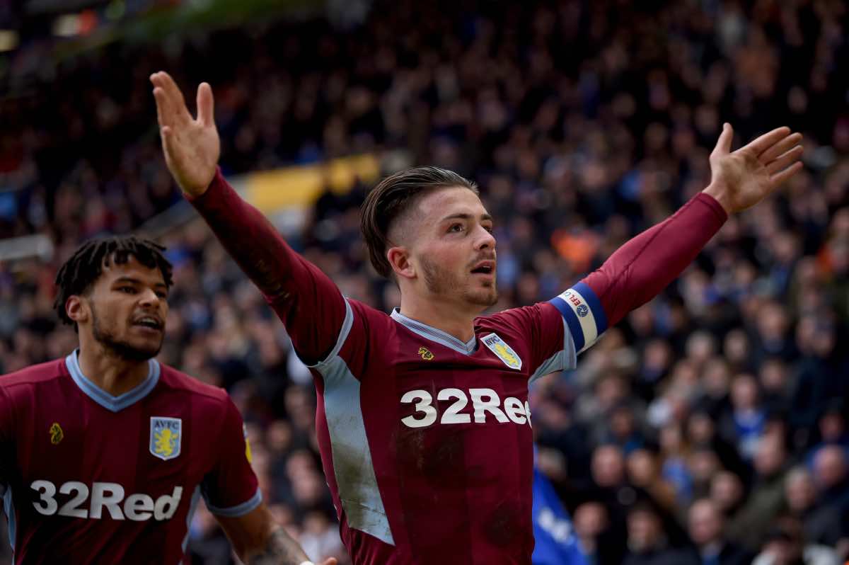 Birmingham - Aston Villa, tifoso entra in campo e colpisce Jack Grealish