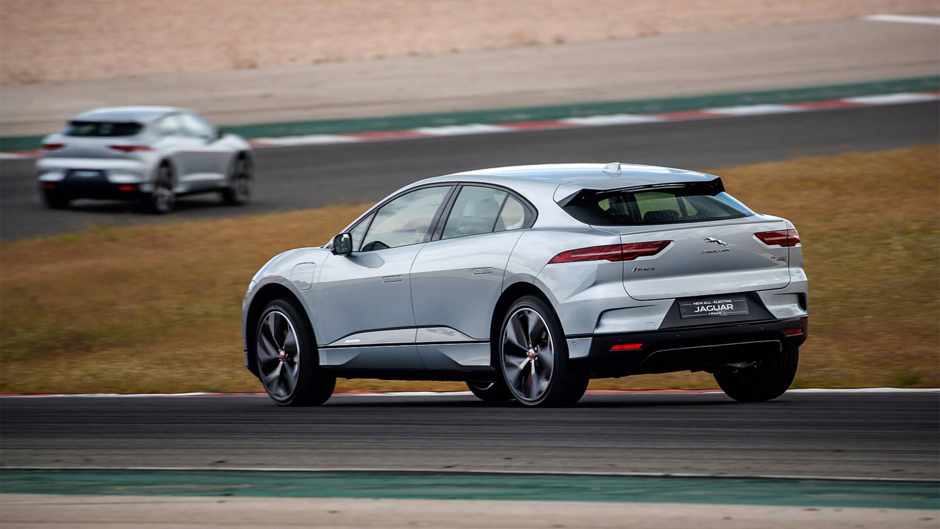 Con un SUV elettrico ad aggiudicarsi il premio come auto dell'anno c'è la Jaguar I Pace. L'auto ha vinto per pochi punti contro l' Alpine A110