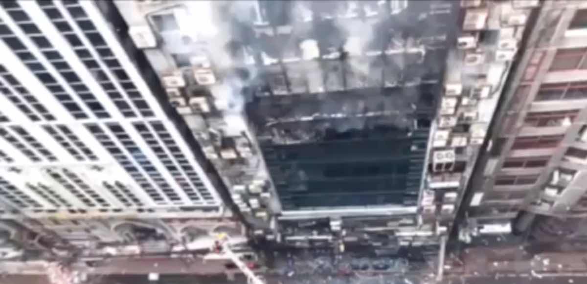 Bangladesh, incendio in un palazzo di 19 piani a Dacca: almeno un morto