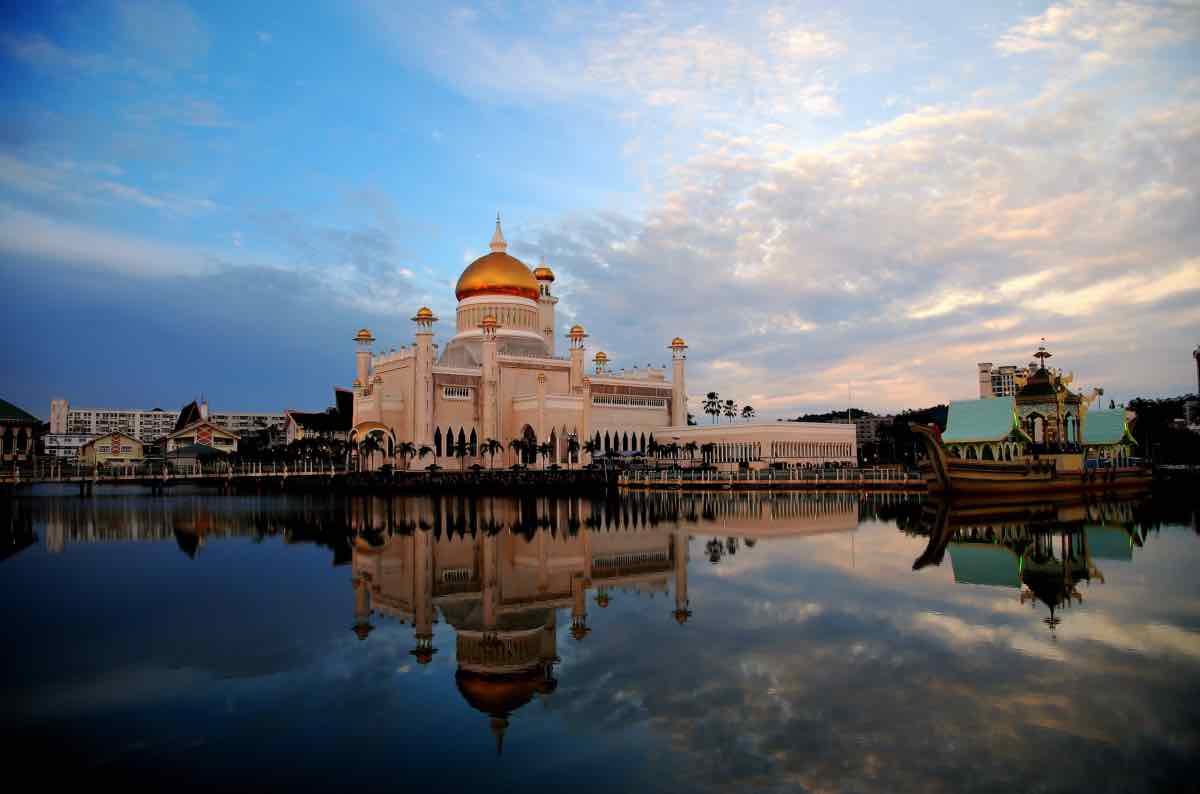 Brunei, omosessuali e adulteri saranno puniti con la lapidazione