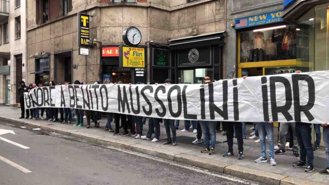 "Onore a Benito Mussolini", lo striscione dei tifosi della Lazio a Milano