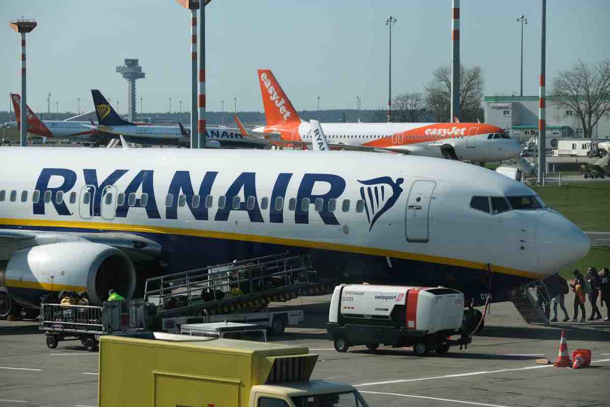 Ryanair introduce il "supplemento neonato" da 25 euro: polemiche social