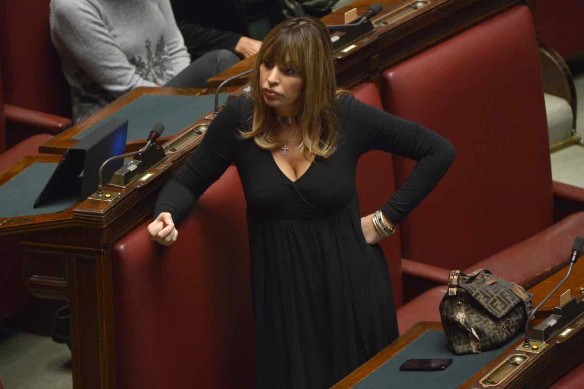 Alessandra Mussolini, tomba di famiglia in foto: Instagram chiude il profilo