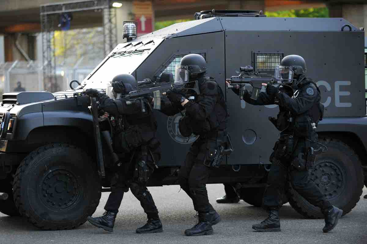 Lourdes, ex militare armato si barrica in casa con due ostaggi