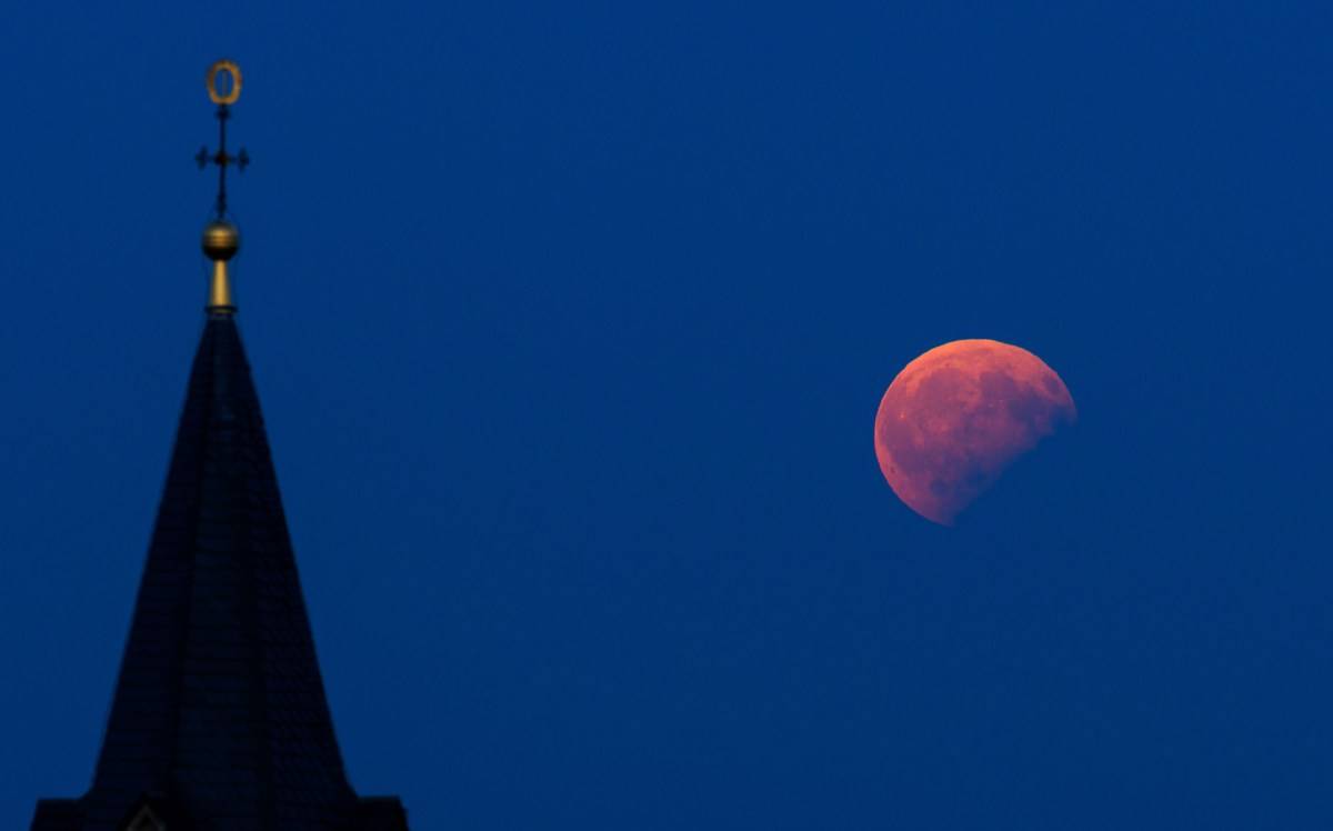 La Luna si colora di rosa: perchè si chiama così, quando e come ammirarla