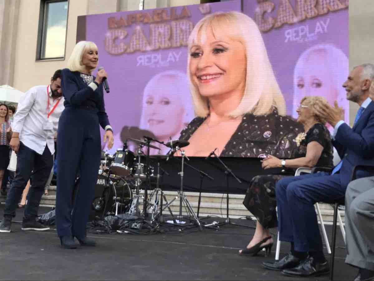 'A raccontare comincia tu': stasera Raffaella Carrà incontra Maria De Filippi