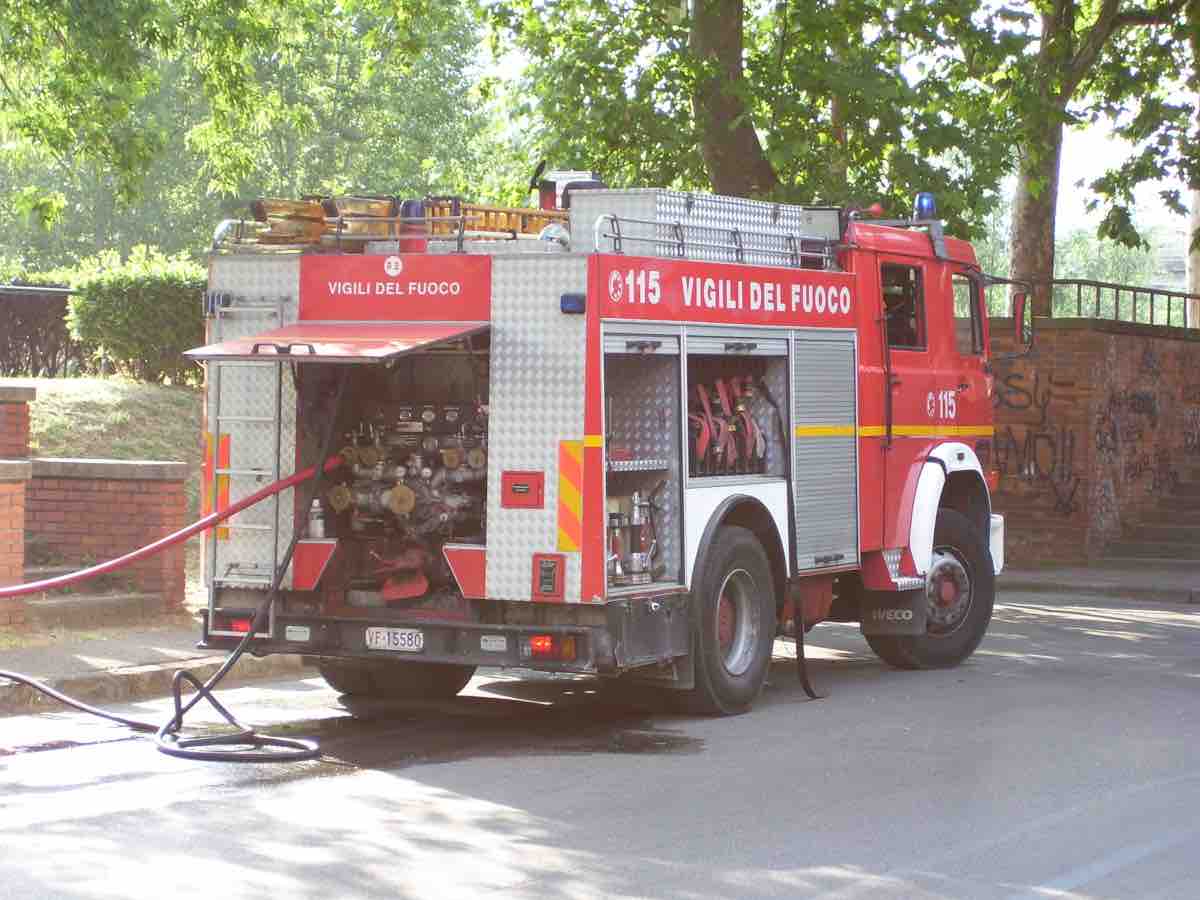 Faenza, a fuoco plastica e materiali nell'incendio: l'allarme del sindaco