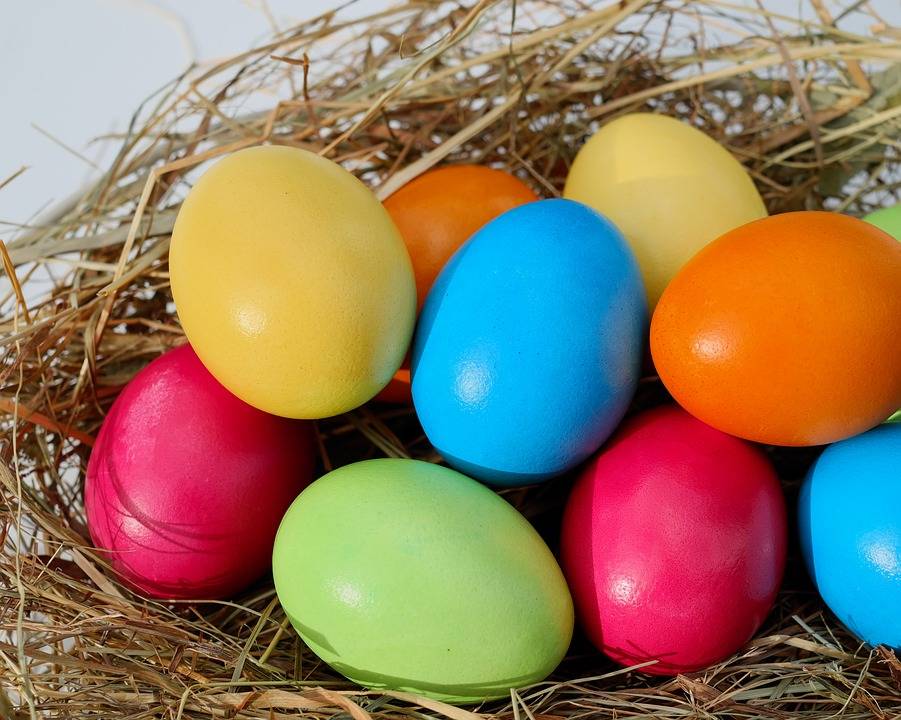 Pasqua nel mondo: uova, colombe, cibo verde e streghe: come si festeggia