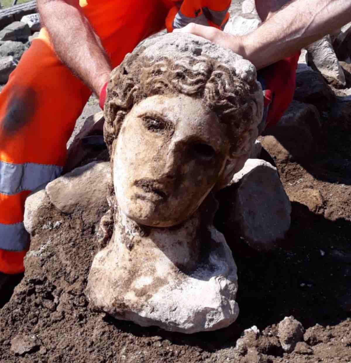 Roma, in via Alessandrina riaffora una testa di statua: le parole della Raggi